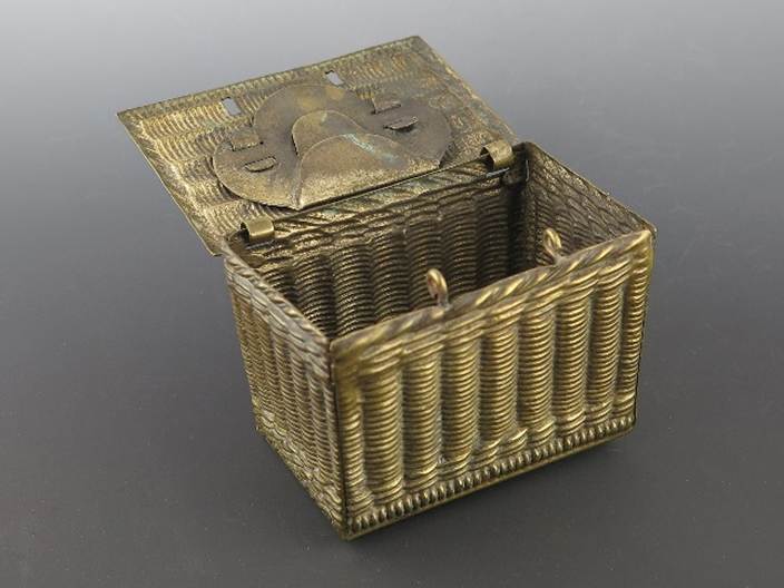 A metal box with a lid open
Description automatically generated