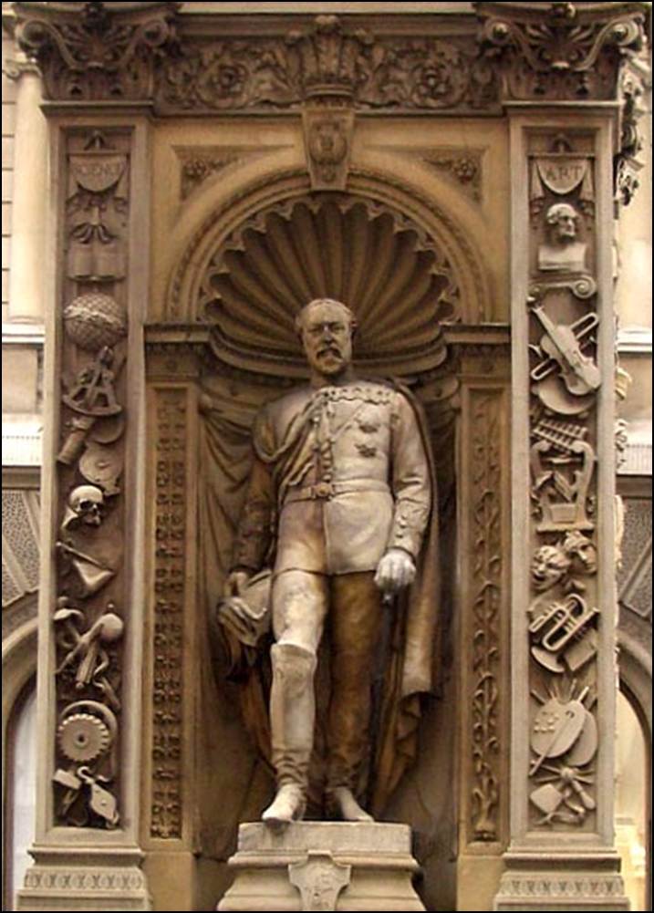 A statue of a person in a military uniform
Description automatically generated