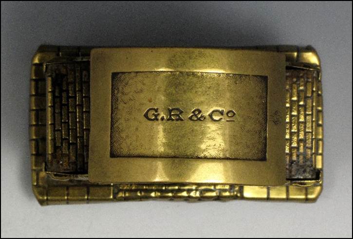 A close-up of a metal object
Description automatically generated