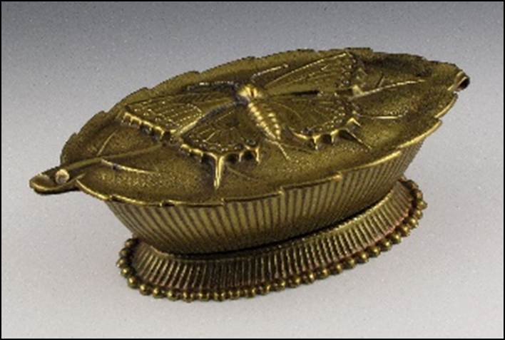 A close-up of a gold object
Description automatically generated