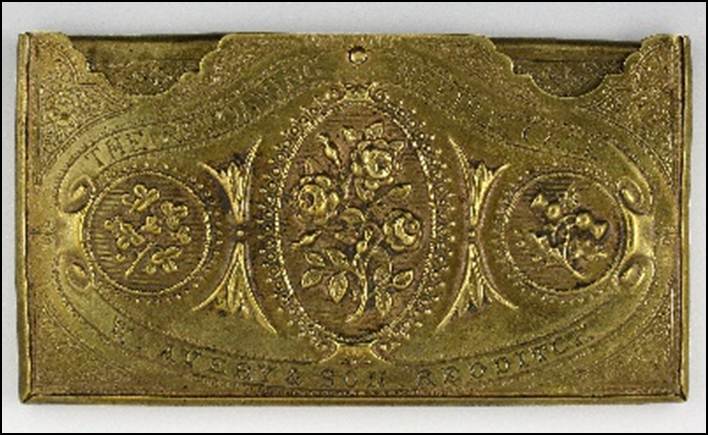 A close-up of a gold rectangular object

Description automatically generated